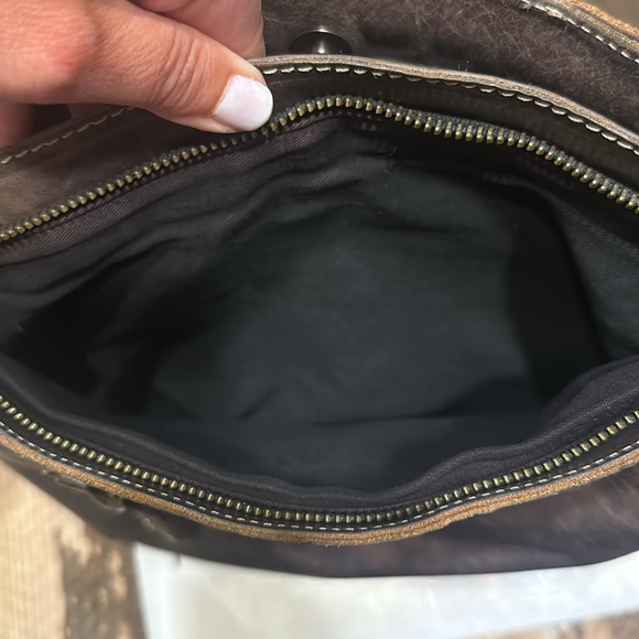 Bedstu Parton Crossbody - Picture 7 of 13